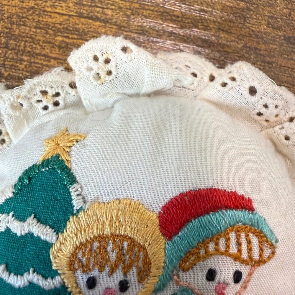Vtg Hand Embroidered Christmas Carolers Ornament Eyelet Lace 4